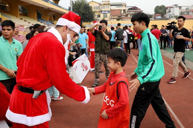 Duy Mạnh, Đức Huy hoá ông già Noel tặng quà fan nhí ảnh 10