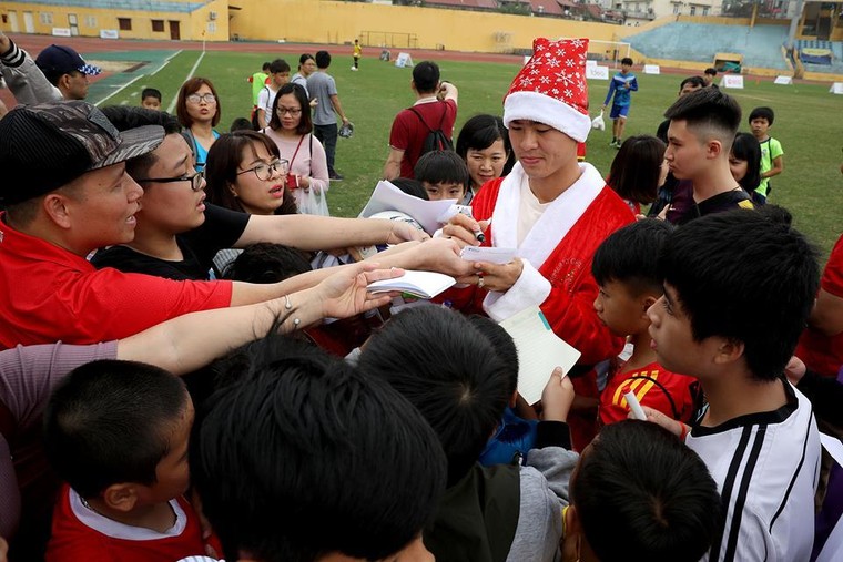 Duy Mạnh, Đức Huy hoá ông già Noel tặng quà fan nhí ảnh 1