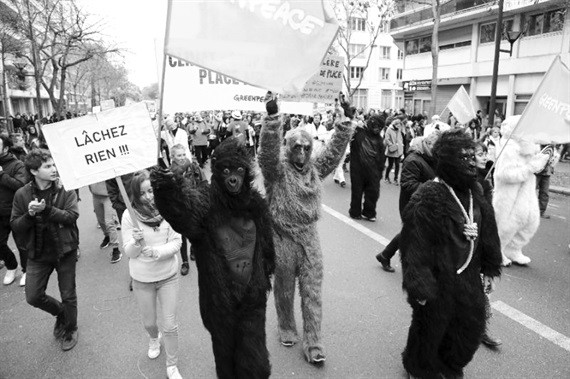 Chính phủ Pháp bị bao nhiêu tổ chức dọa kiện?