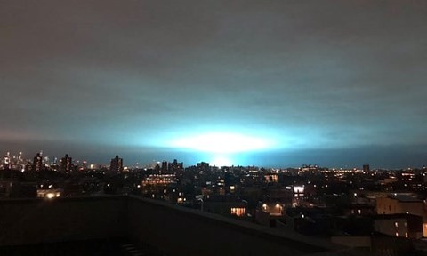 Ánh sáng xanh xuất hiện ở New York, người dân hoảng loạn tưởng UFO ảnh 1