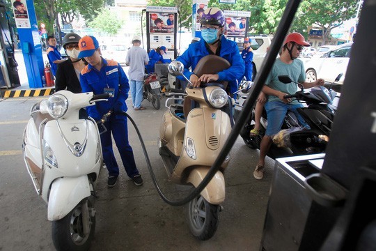 Petrolimex 'dọa' thiếu xăng dầu vì thuế bảo vệ môi trường tăng từ 1/1 ảnh 1