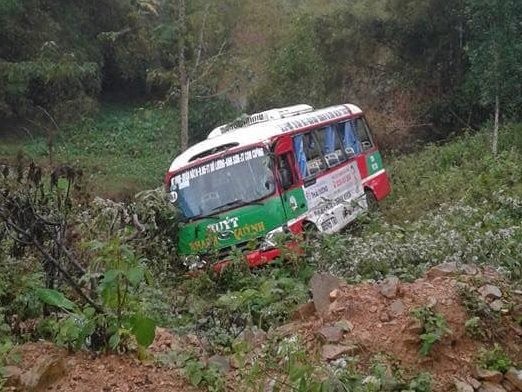 Bị xe tải tông, xe buýt chở gần 20 người lao xuống vực ảnh 1
