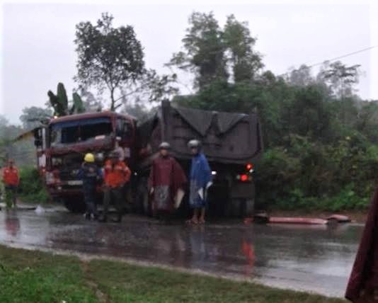 Bị xe tải tông, xe buýt chở gần 20 người lao xuống vực ảnh 2