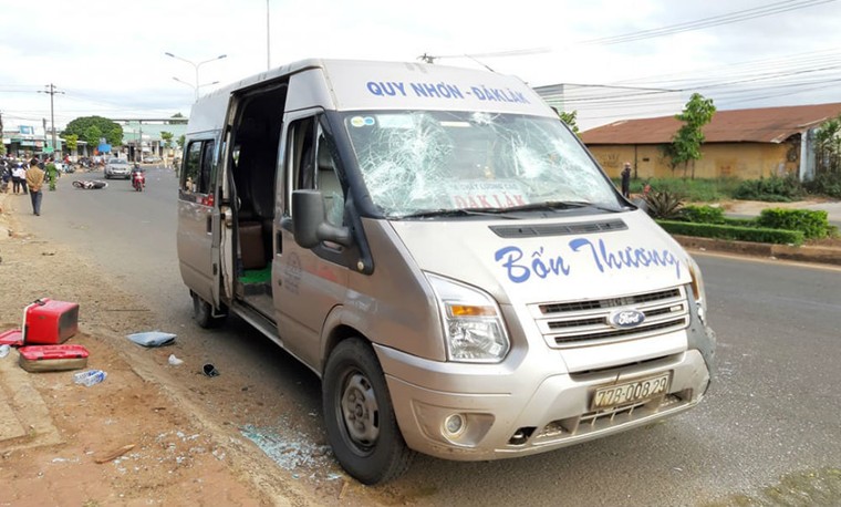 Ô tô khách húc văng 2 xe máy, 4 người thương vong ảnh 2