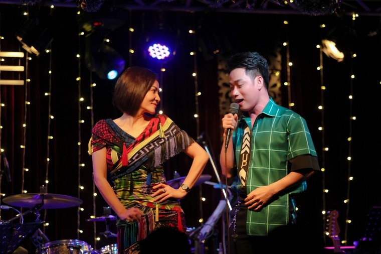 Trúc Nhân ngụy trang thành trợ lý, không ngần ngại xách váy cho Thu Minh đi diễn ảnh 1