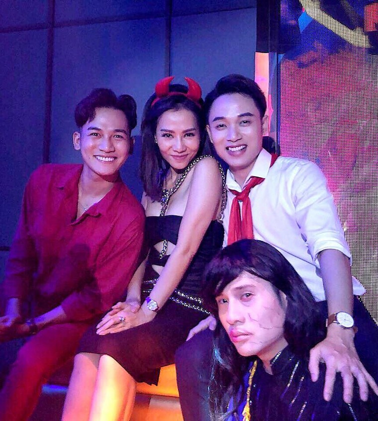 Trúc Nhân ngụy trang thành trợ lý, không ngần ngại xách váy cho Thu Minh đi diễn ảnh 2