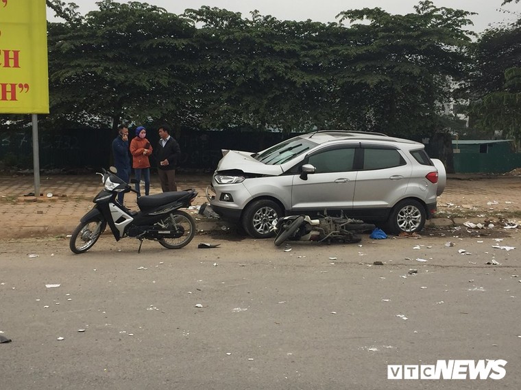Ô tô 'điên' tông thủng đuôi taxi và hàng loạt xe máy, 4 người thương vong ảnh 1