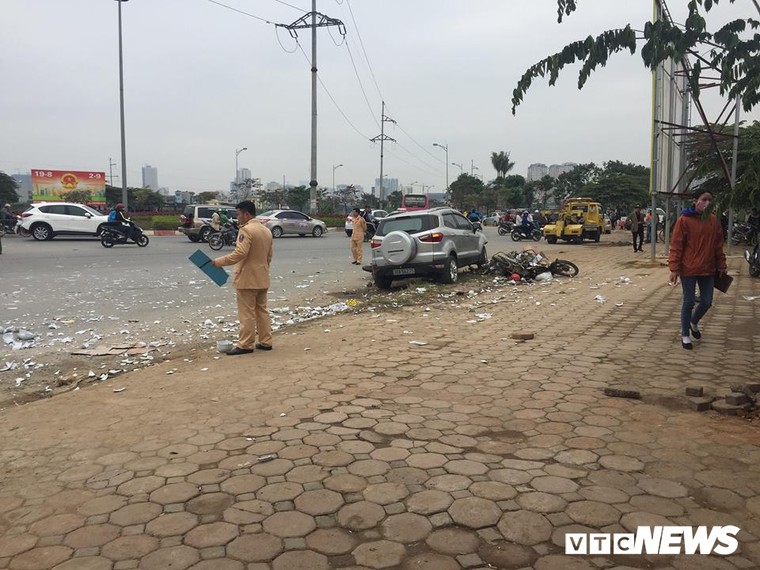 Ô tô 'điên' tông thủng đuôi taxi và hàng loạt xe máy, 4 người thương vong ảnh 2