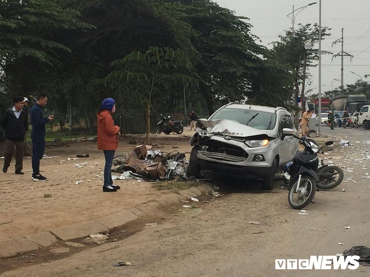 Ô tô 'điên' tông thủng đuôi taxi và hàng loạt xe máy, 4 người thương vong ảnh 3