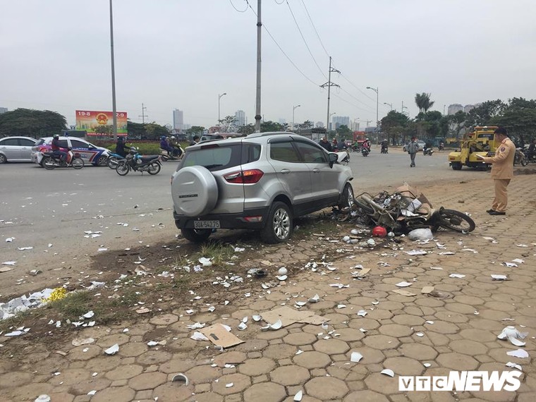 Ô tô 'điên' tông thủng đuôi taxi và hàng loạt xe máy, 4 người thương vong ảnh 4