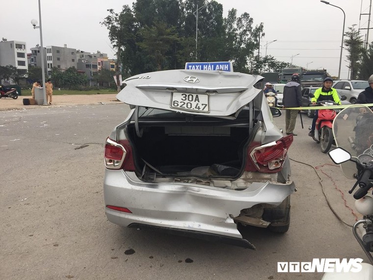 Ô tô 'điên' tông thủng đuôi taxi và hàng loạt xe máy, 4 người thương vong ảnh 5