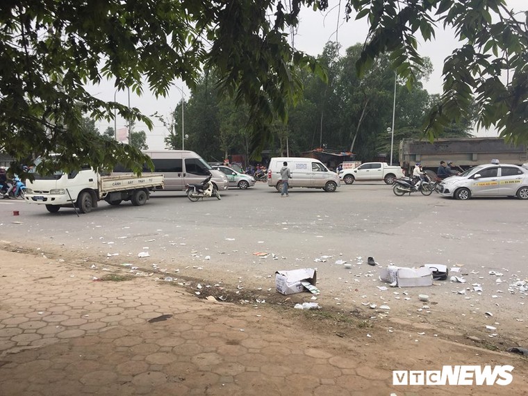 Ô tô 'điên' tông thủng đuôi taxi và hàng loạt xe máy, 4 người thương vong ảnh 6