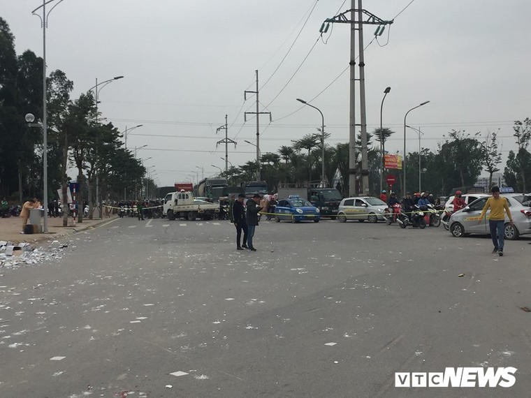 Ô tô 'điên' tông thủng đuôi taxi và hàng loạt xe máy, 4 người thương vong ảnh 7