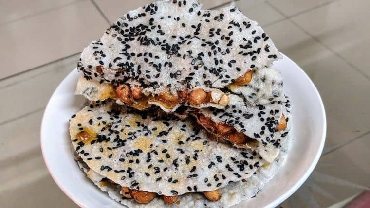 Lớp ngoài cùng của Cu đơ được làm bằng nguyên liệu gì?