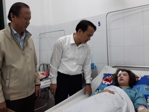 Ngành GD&ĐT thăm hỏi, động viên thầy trò gặp tai nạn trên đèo Hải Vân ảnh 1