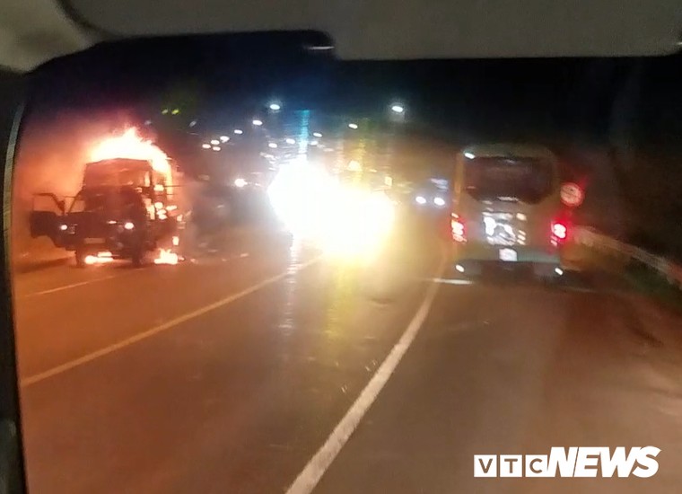 Xe tải bốc cháy dữ dội ở đường dẫn vào hầm Hải Vân ảnh 1