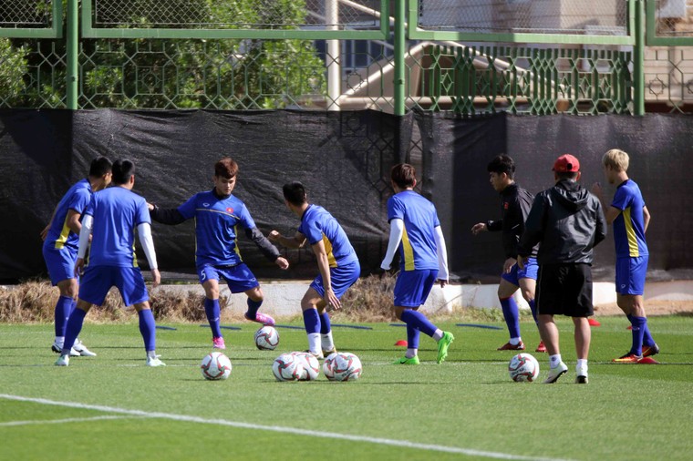 Hình ảnh ĐT Việt Nam tập luyện sau trận gặp Iraq ảnh 5