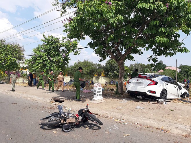 Hai ôtô lao vào nhau rồi leo lên vỉa hè tông chết người bán dưa ảnh 1