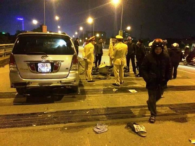 Xe Innova lấn làn tông liên hoàn 2 xe máy trên cầu vượt Phú Sơn, 4 người nguy kịch ảnh 1