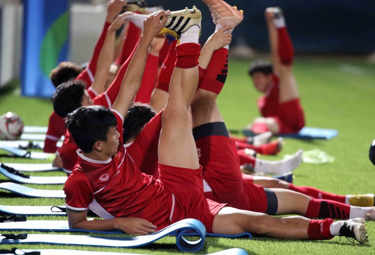 Hình ảnh buổi tập đầu tiên của ĐT Việt Nam tại Dubai ảnh 14