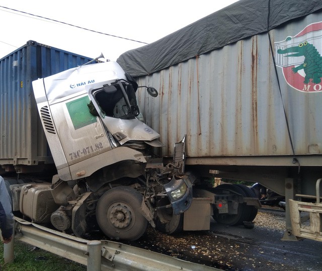 Hai vụ tai nạn nghiêm trọng trong ngày trên QL9 khiến 3 người tử vong ảnh 2