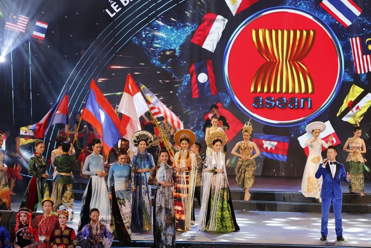 Bế mạc Năm du lịch quốc gia 2018, mãn nhãn quan khách ASEAN ảnh 10