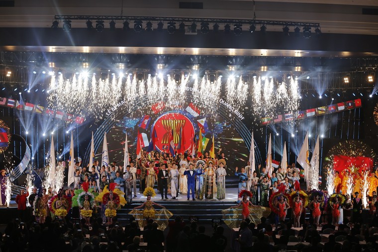Bế mạc Năm du lịch quốc gia 2018, mãn nhãn quan khách ASEAN ảnh 13
