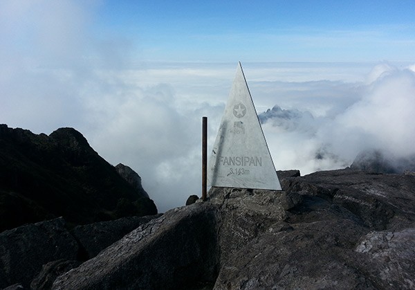 Đỉnh núi Phan Si Păng cách thị trấn Sa Pa khoảng bao nhiêu km?