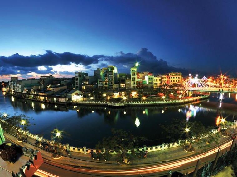 Cà Mau nằm cách thành phố Hồ Chí Minh bao nhiêu km?