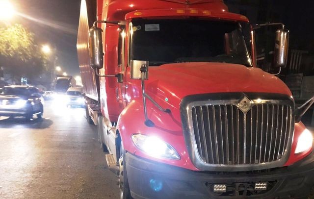 Xe container lao lên dải phân cách, tài xế có dấu hiệu bất thường ảnh 1