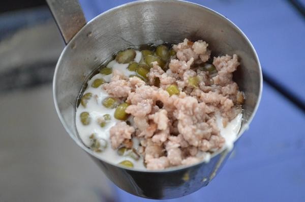 Khuôn làm bánh được làm bằng chất liệu gì?