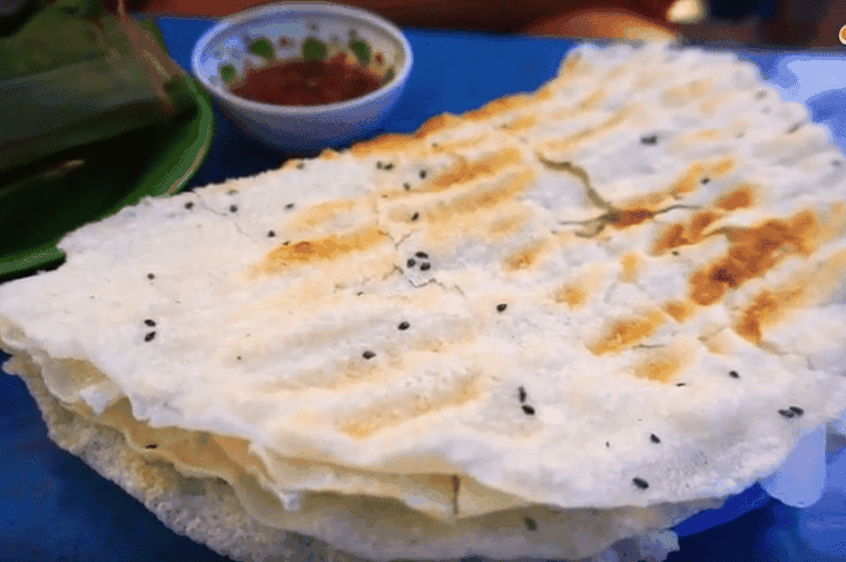 Người Quảng Nam thường chấm bánh đập với gì?