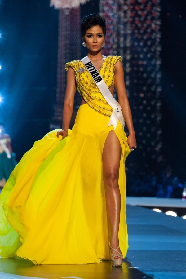 H'Hen Niê tiếp tục lọt top 10 Hoa hậu của các Hoa hậu ảnh 1