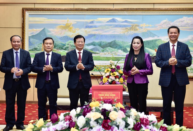 Phó Thủ tướng Trịnh Đình Dũng thăm, chúc Tết tại Vĩnh Phúc ảnh 4