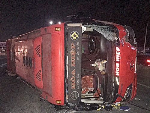 Xe khách chở 30 người về quê ăn Tết bị lật trên quốc lộ ảnh 1