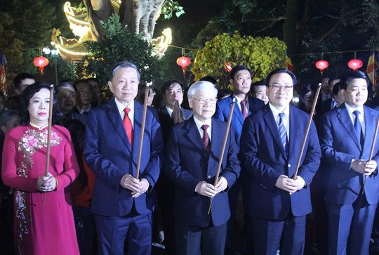 Tổng Bí thư, Chủ tịch nước dâng hương tại chùa Trấn Quốc tối giao thừa ảnh 3