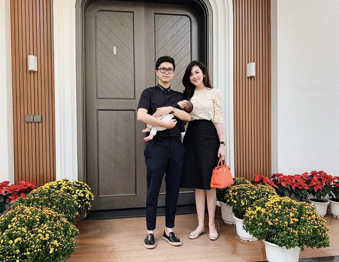 Vợ chồng Á hậu Tú Anh lần đầu hé lộ hình ảnh con đầu lòng ảnh 1