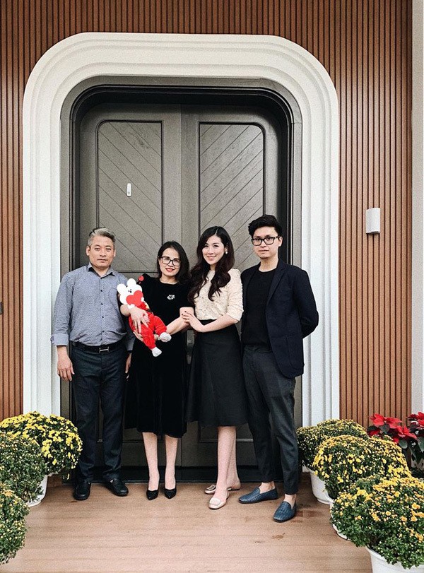 Vợ chồng Á hậu Tú Anh lần đầu hé lộ hình ảnh con đầu lòng ảnh 2
