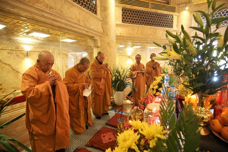 Du khách phấn khích đổ về Fansipan ngắm băng giá, chiêm bái xá lợi Phật ​ ảnh 7