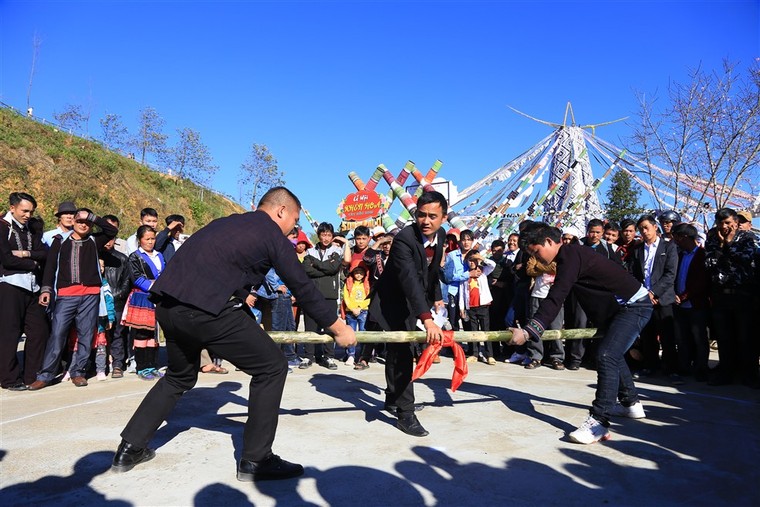 Du khách phấn khích đổ về Fansipan ngắm băng giá, chiêm bái xá lợi Phật ​ ảnh 6