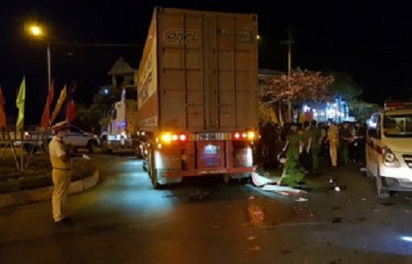 Xe máy va chạm xe đầu kéo, 3 người thương vong ảnh 1