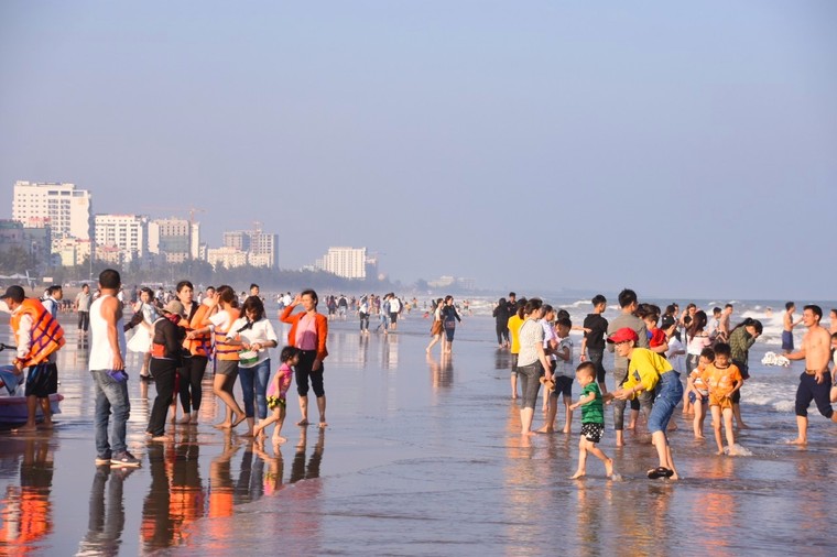 Biển Sầm Sơn sôi động ngày đầu năm ảnh 2