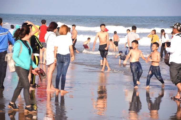 Biển Sầm Sơn sôi động ngày đầu năm ảnh 4