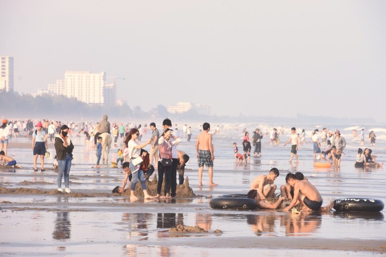 Biển Sầm Sơn sôi động ngày đầu năm ảnh 1