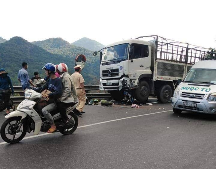 Tông trực diện xe tải, nam phượt thủ nguy kịch ảnh 1