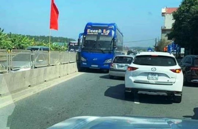 Tước bằng lái tài xế xe khách chạy ngược chiều trên quốc lộ ảnh 1