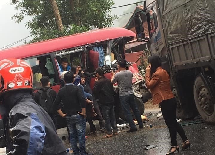Xe khách 24 chỗ đâm trực diện xe tải, nhiều người bị thương ảnh 1