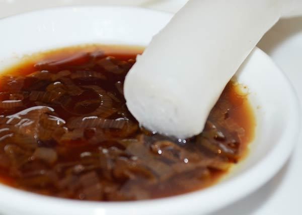 Bánh gật gù thường được chấm với gì?