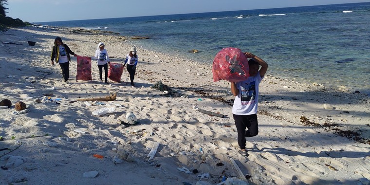 Lặn vớt rác biển ven bờ đảo Lý Sơn ảnh 1