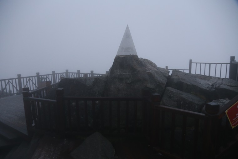 Tuyết trắng bao phủ đỉnh Fansipan sáng đầu tuần ảnh 1